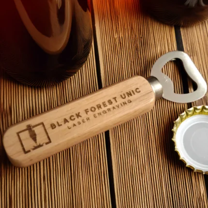 Flaschenöffner aus Holz mit Gravur