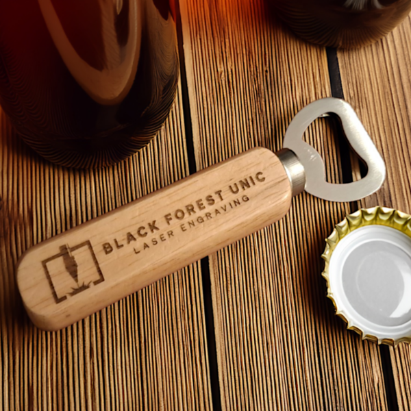 Flaschenöffner aus Holz mit Gravur